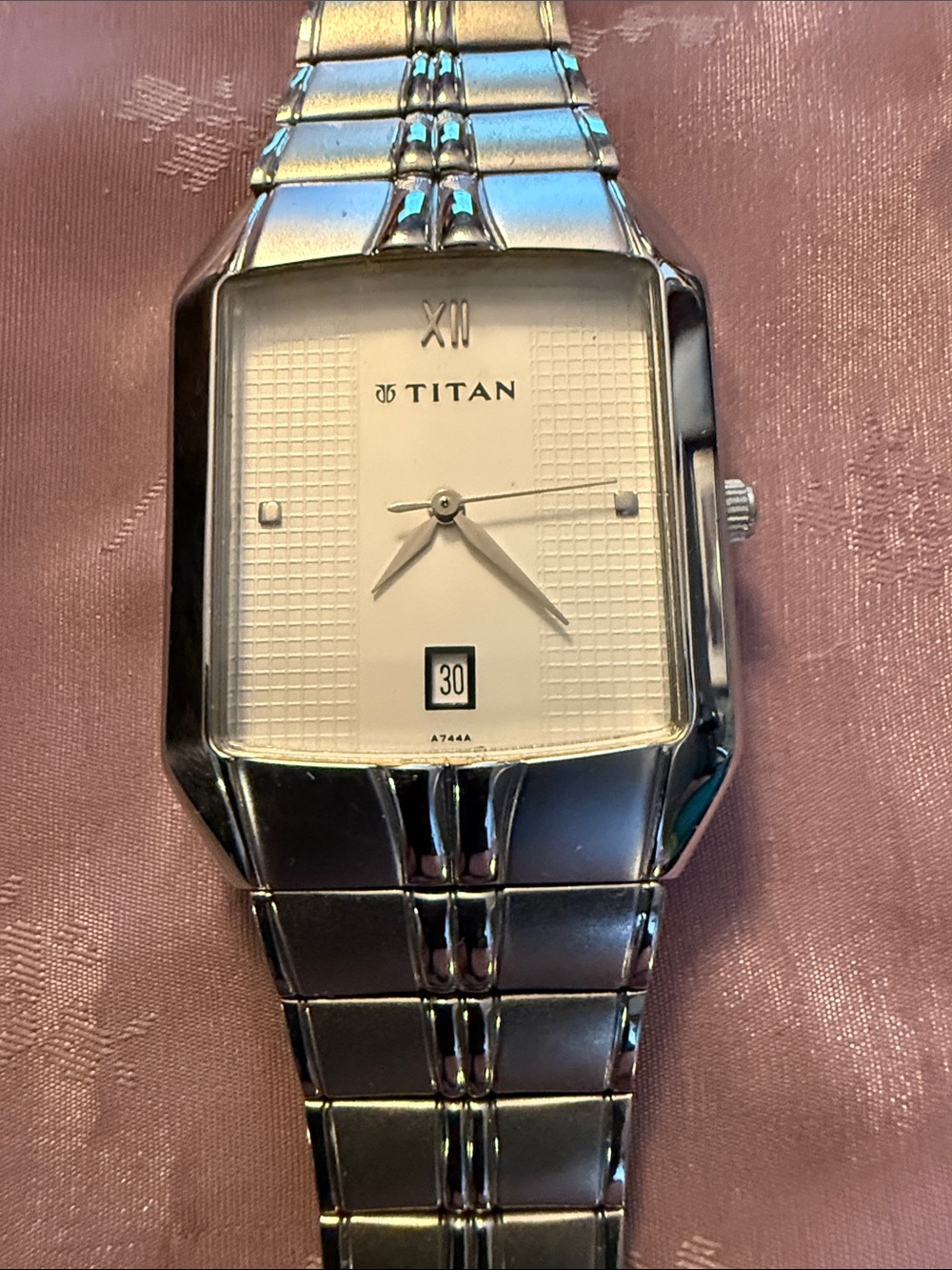 Titan Silver Watch with White Dial in awesome condition new battery